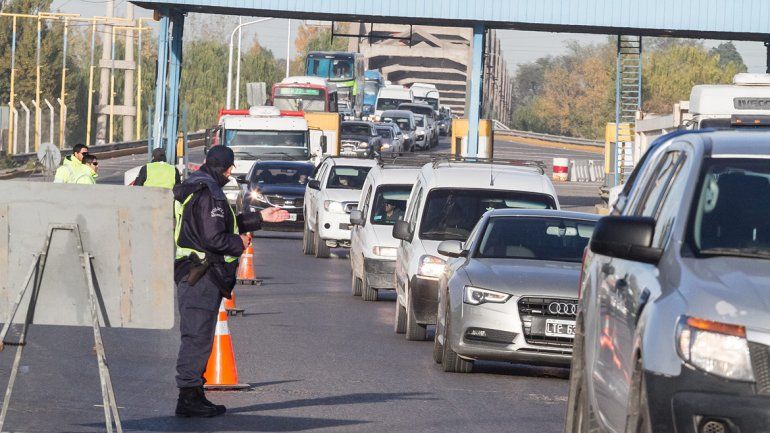 Largas colas se produjeron en estos días por las obras en el puente.