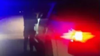 La supuesta figura de un fantasma se ve iluminada por las luces de un auto que fue detenido por la policía en el acceso a Gaiman, medio de la noche. La supuesta figura de un fantasma se ve iluminada por las luces de un auto que fue detenido por la policía en el acceso a Gaiman, medio de la noche.