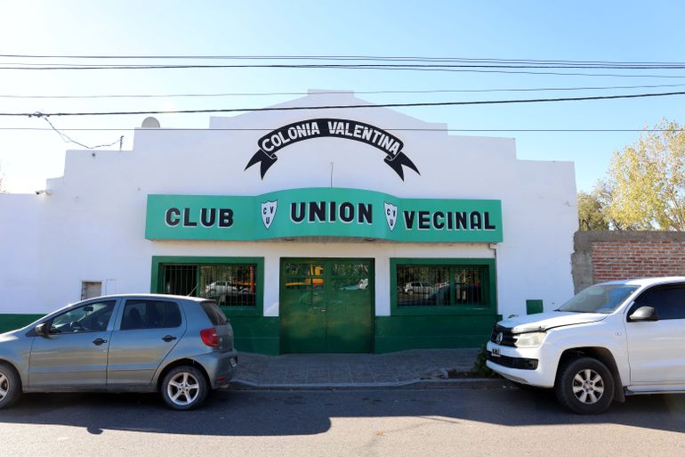 Eran vecinos de toda la vida y le dejó una deuda de 77 millones: se suman casos del entrenador del club Unión Vecinal