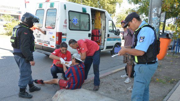El SIEN asiste y cura al joven herido en medio del procedimiento policial.