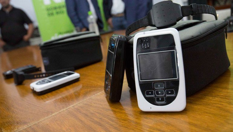 Su ex entró a su casa con un cuchillo y el botón antipánico la salvó