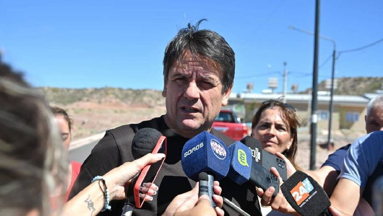 El intendente de Neuquén, Mariano Gaido, recorrió el barrio Z1 en el oeste de la ciudad. El intendente de Neuquén, Mariano Gaido, recorrió el barrio Z1 en el oeste de la ciudad.