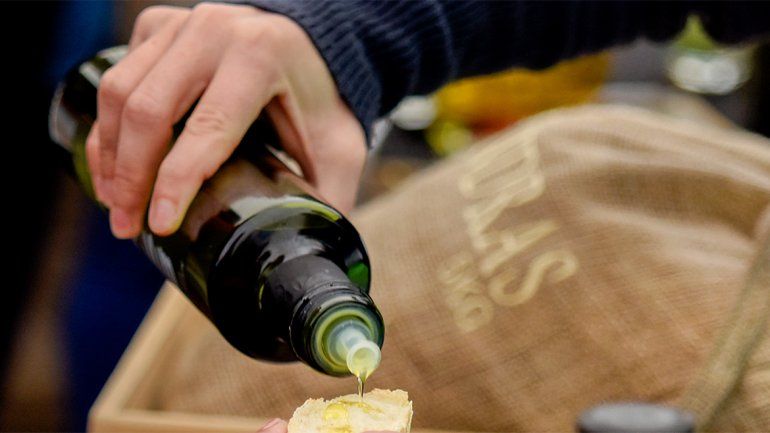 Productores de la zona venden frutos secos y olivas en el Parque Central