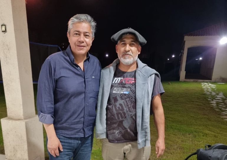 El asador Raúl Hernández junto a Rolando Figueroa. El asador Raúl Hernández junto a Rolando Figueroa.