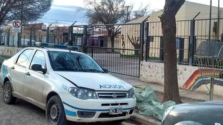 Los vándalos rompieron armarios y robaron una computadora.