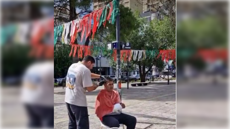 Los jóvenes ofrecen cortes de cabello gratis en pleno centro de Neuquén.&nbsp;