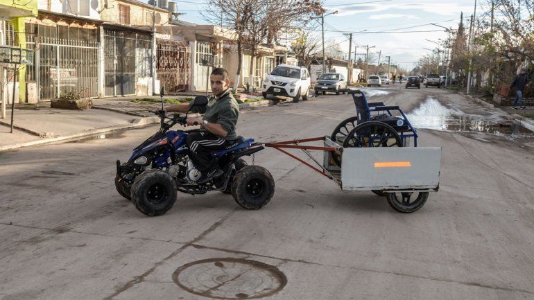 Lucas se traslada en cuatri para ir a entrenar y le engancha un carro en el que lleva la silla de ruedas.&nbsp;