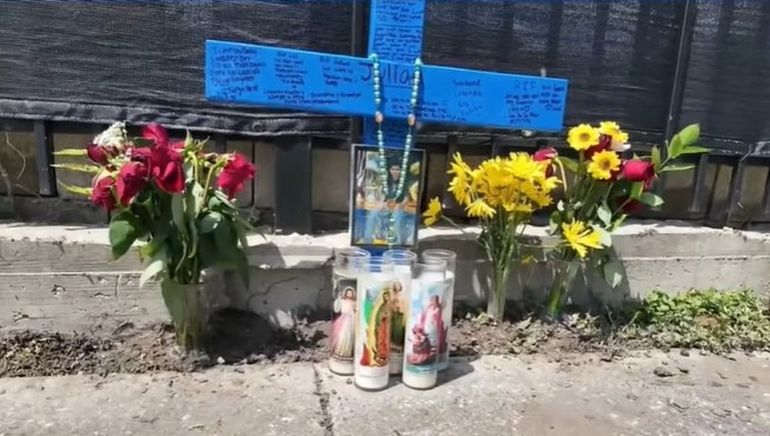 En el lugar dond el niño cayó mortalmente herido con un disparo en su espalda, erigieron un monumento en homenaje a su memoria. En el lugar dond el niño cayó mortalmente herido con un disparo en su espalda, erigieron un monumento en homenaje a su memoria.