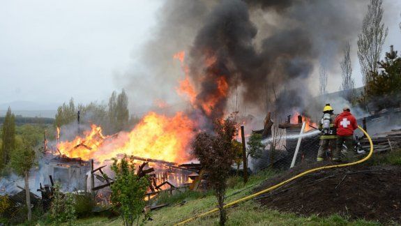 Impresionante incendio en Junín destruyó un comercio