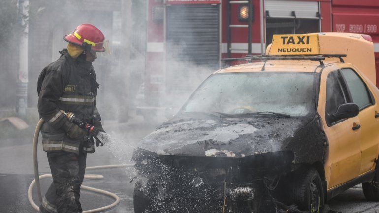 Tarde en llamas en Neuquén: se incendió una casa y el fuego consumió un taxi