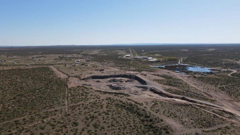 Un cráter en la meseta de Centenario, producto del movimiento de suelo para loteos. Una vieja postal del dearrollo.