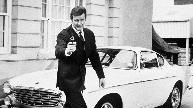 En El Santo (1962-1969), Roger Moore interpretó a Simon Templar, un ladrón de guante blanco que manejaba un Volvo P1800 S. En El Santo (1962-1969), Roger Moore interpretó a Simon Templar, un ladrón de guante blanco que manejaba un Volvo P1800 S.