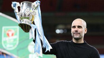 Guardiola levantó un nuevo trofeo pero Gustavo López no se achicó. Guardiola levantó un nuevo trofeo pero Gustavo López no se achicó.