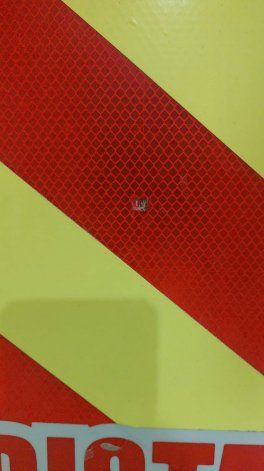 Uno de los 10 piedrazos que recibió el camión de Bomberos Voluntarios de Centenario.