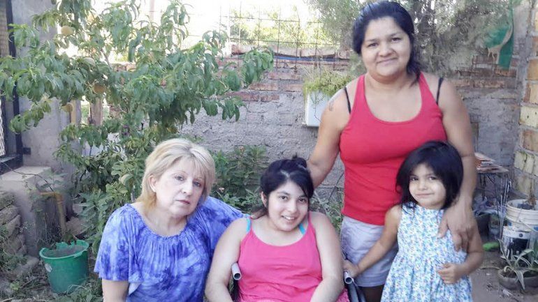 María de los Ángeles (en el medio) necesita mucha ayuda.