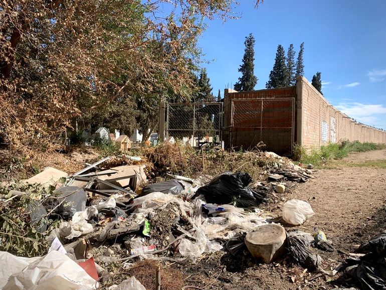 El lado B del cementerio. Un basural y un cerco por donde se meten los vándalos.