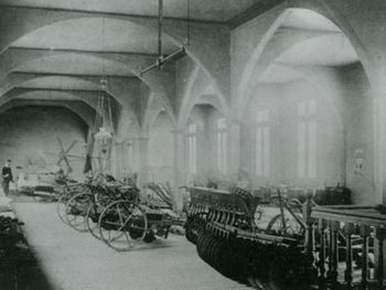 Máquinas textiles al interior de una habitación del edificio de la Compañía Chileno- Argentina de Puerto Montt. (Foto: 1907)