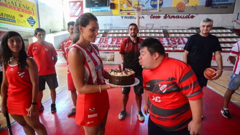 Panchito, el fan número uno, apagando las velitas con el número 100 con los colores del club rodeado de leyendas de la entidad. La torta, sostenida por una figura del hockey.