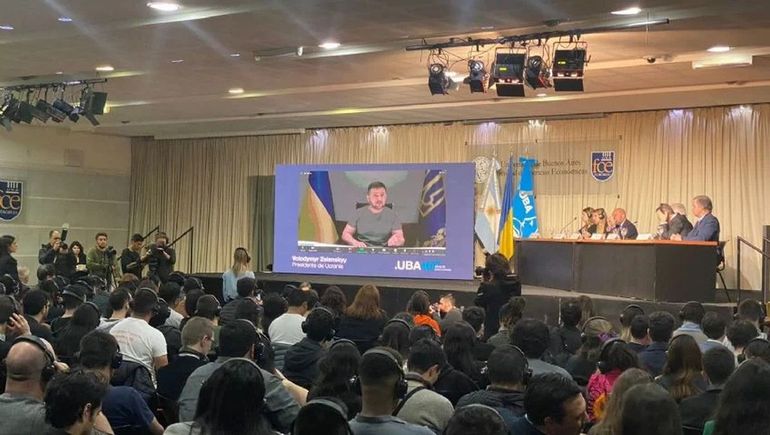 Zelenski dio una charla en la Universidad de Buenos Aires