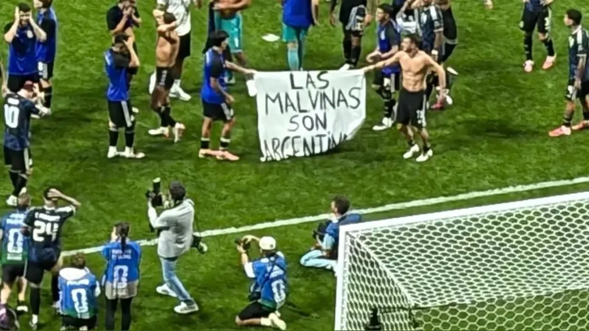 El momento en que se desplegó la bandera.
