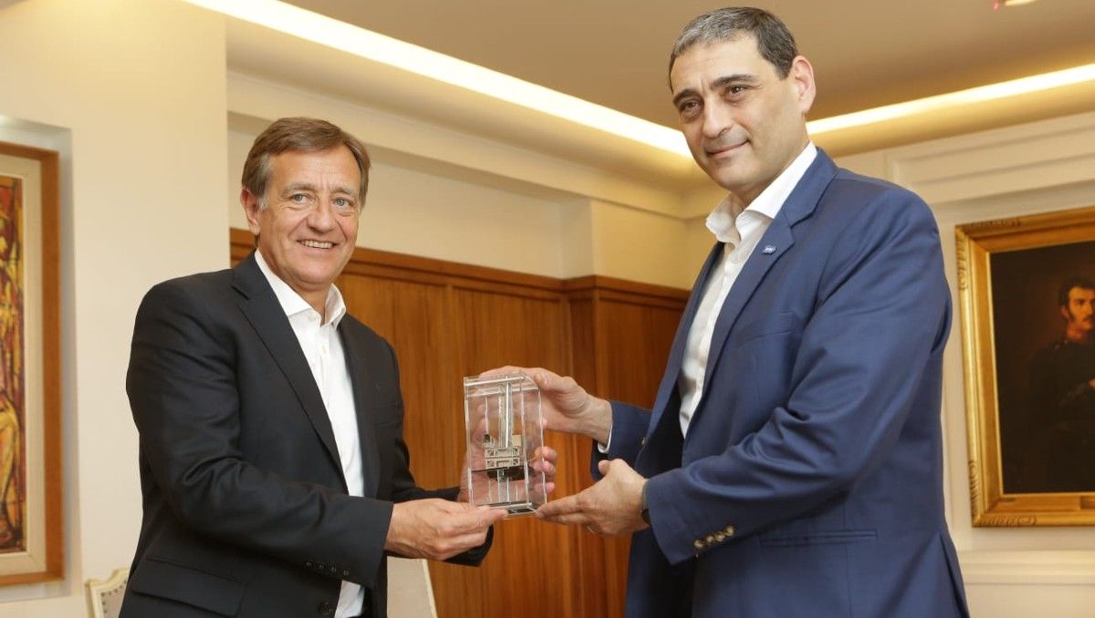 El gobernador de Mendoza, Rodolfo Suárez, junto al CEO de YPF, Pablo Iuliano.