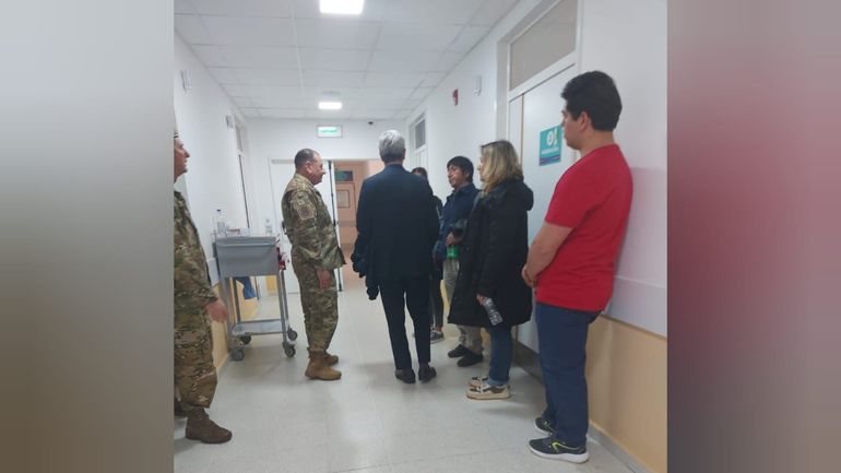 Las familias de los soldados esperando respuestas en el Hospital. Las familias de los soldados esperando respuestas en el Hospital.