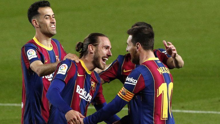 Mingueza y Messi en el juego de Barcelona contra Huesca