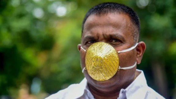 Shankar Kurhade es el empresario de India que usa barbijo de oro.