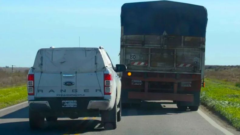 Qué significa si un camión pone la luz de giro izquierda en la ruta: esto es lo que no tenés hacer