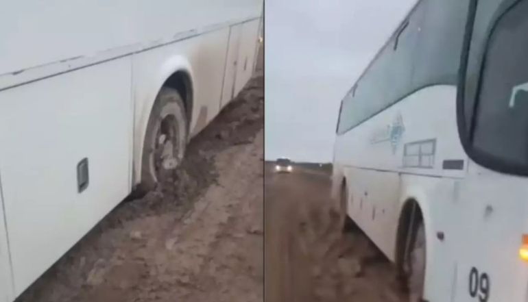 Colectivo atascado en la Ruta 4 de Chubut. Colectivo atascado en la Ruta 4 de Chubut.