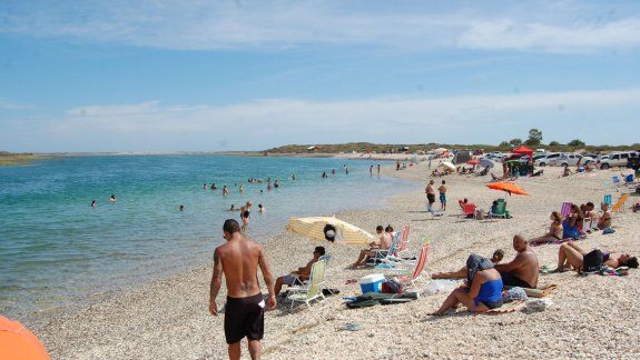 La playa está a 60 kilómetros de Las Grutas. Se ingresa por San Antonio.