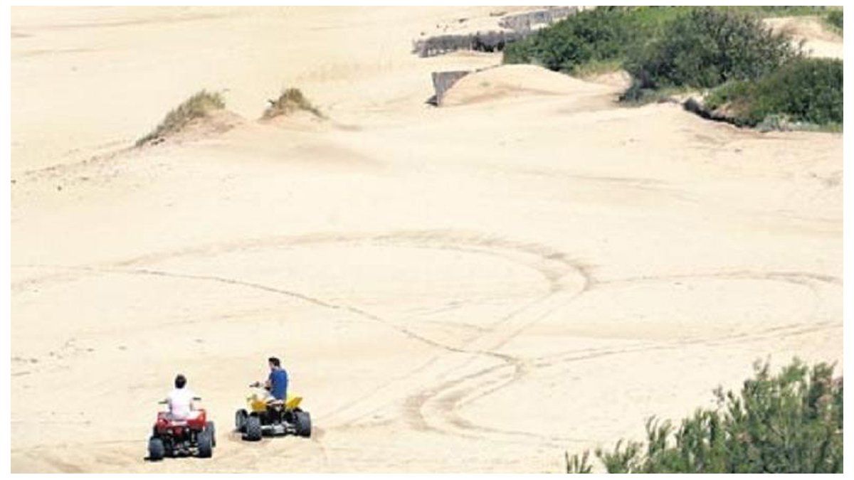 Una mujer murió cuando caminaba entre unas dunas