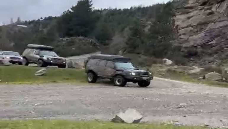 Video: escrache a turistas que circulaban en 4x4 sobre un monumento