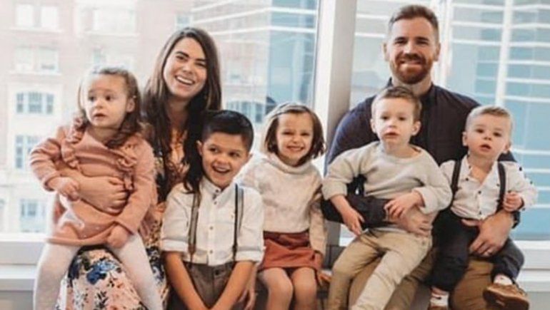 Tienen cuatrillizos después de adoptar a 4 hermanitos