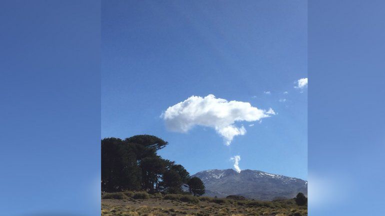 Sigue en alerta amarilla: el volcán Copahue sorprende con fumarola a los turistas