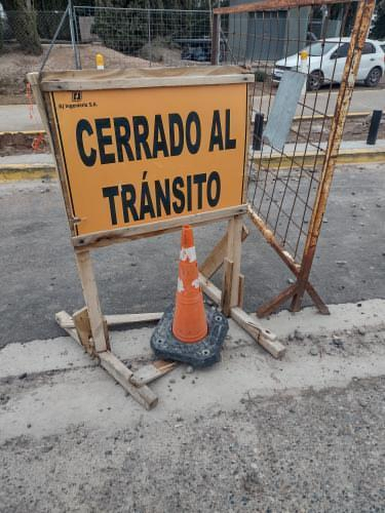 Alejandra compartió una foto del cartel que los jóvenes en moto pasaron por alto. Alejandra compartió una foto del cartel que los jóvenes en moto pasaron por alto.