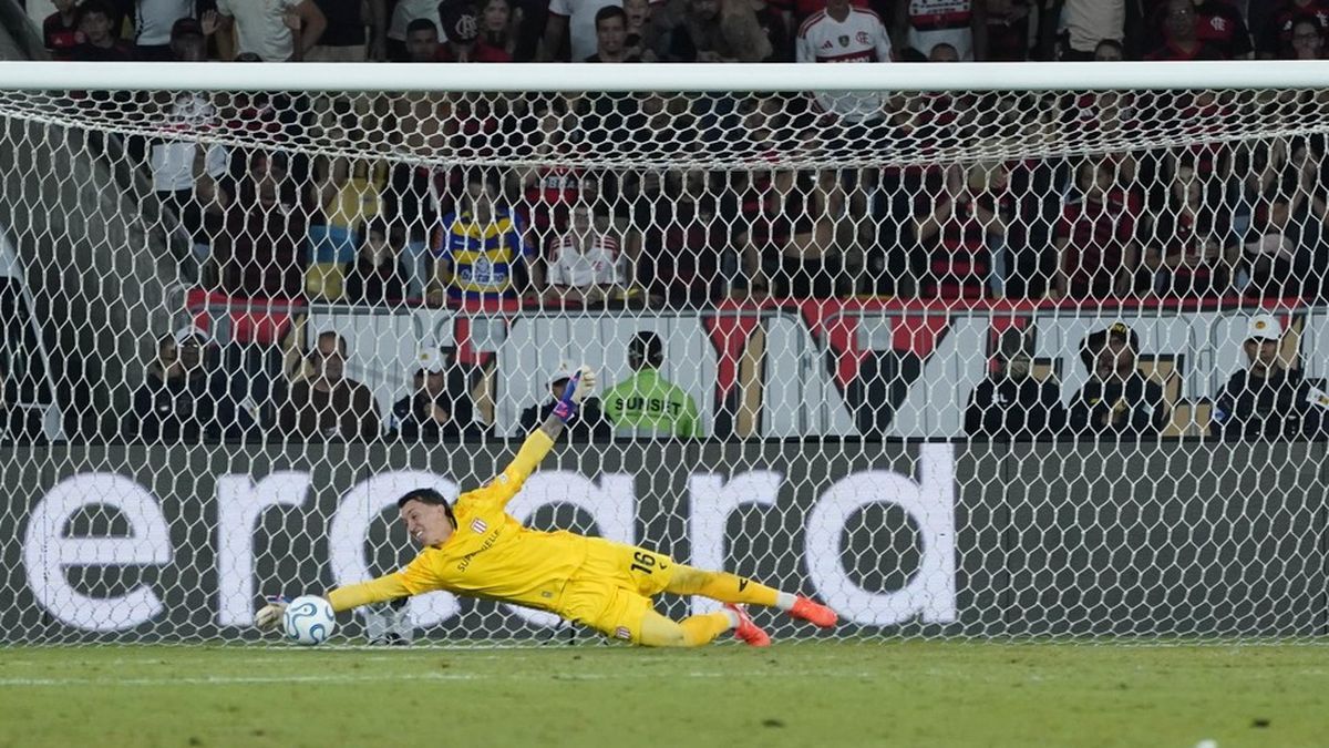 a pura epica: por penales y con muslera como heroe, estudiantes es finalista de la copa libertadores