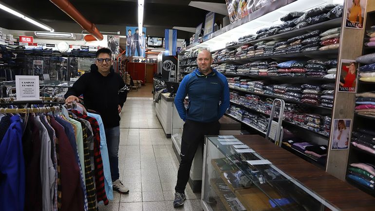 Gabriel Cravchik, uno de los actuales dueños de Tienda Eddi, junto al encargado. Gabriel Cravchik, uno de los actuales dueños de Tienda Eddi, junto al encargado.