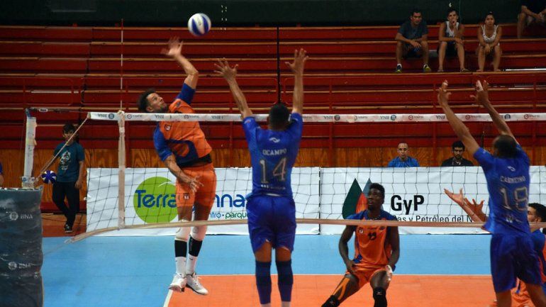 Gigantes reaccionó a partir del segundo set y logró el triunfo.