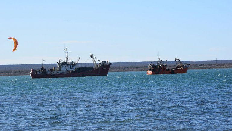 El pesquero varado en la ría de San Antonio volvió a navegar
