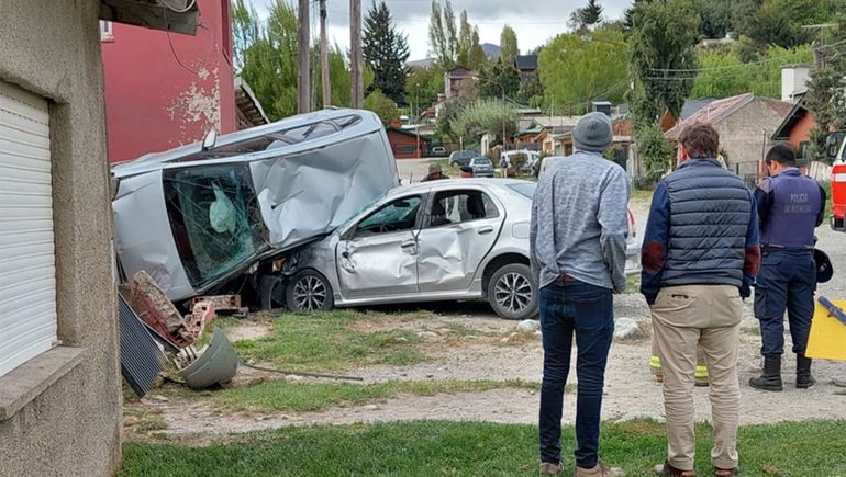 Conductor borracho terminó incrustando su auto en el frente de una casa