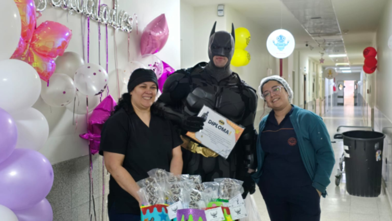 Ricardo Wilberger con su traje en la visita al Hospital Regional de Comodoro Rivadavia en el Día del Niño.