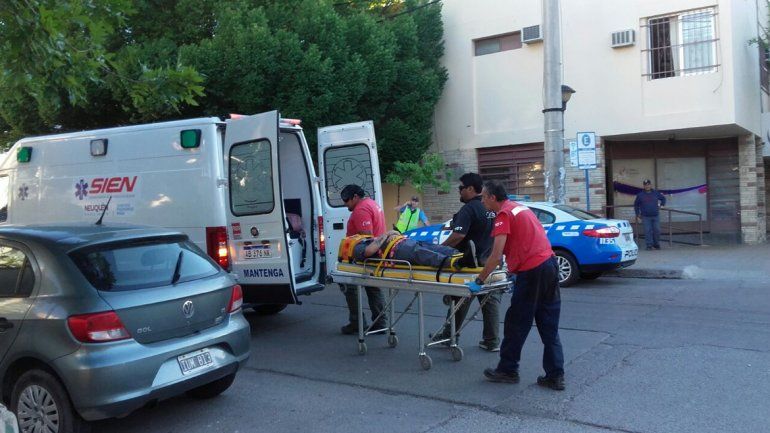 Dos heridos tras un fuerte choque entre dos autos en pleno centro