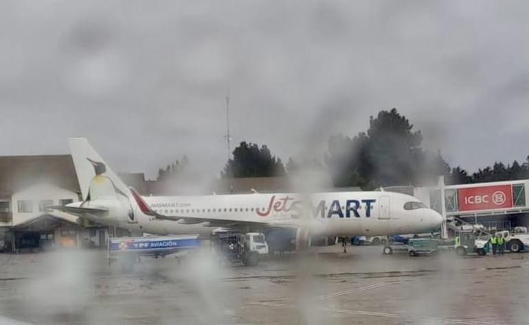 Dos vuelos, uno de Aerolíneas Argentinas y otos de Jet Smart fueron desviados por el mal clima. Dos vuelos, uno de Aerolíneas Argentinas y otos de Jet Smart fueron desviados por el mal clima.