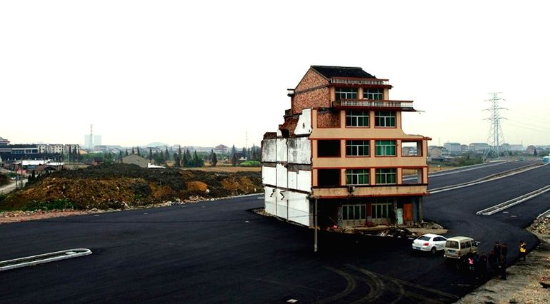 Una vivienda en medio de una autopista, en el norte de China.