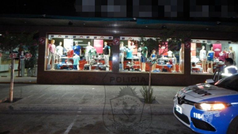 Rompió una vidriera, robó remeras y lo pescaron cuando caminaba con las manos ensangrentadas