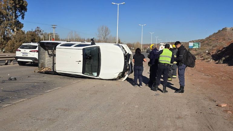 La Toyota Hilux quedó tumbada sobre su lateral derecho tras el violento vuelco.