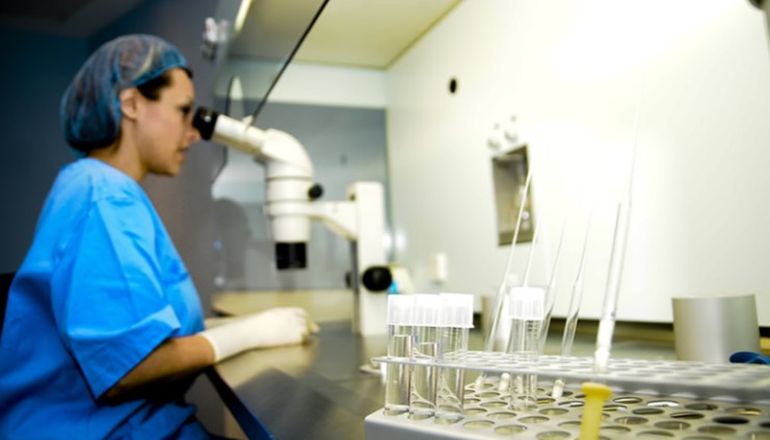 El centro especializado que cometió el error al implantar el embrión ya había sufrido una demanda colectiva por parte de 700 pacientes.