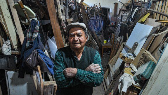 Nacho, en el galpón donde guarda una gran cantidad de muebles viejos.