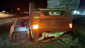 Vuelco en la rotonda de Ruta 51 y Ruta 67: tres personas que iban al lago Mari Menuco resultaron heridas | LM Neuquen Vuelco en la rotonda de Ruta 51 y Ruta 67: tres personas que iban al lago Mari Menuco resultaron heridas